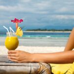 holding cocktail on a tropical beach 139494580