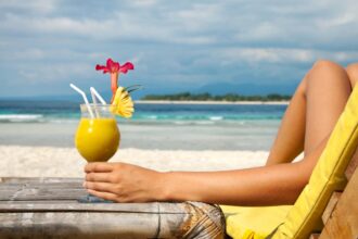 holding cocktail on a tropical beach 139494580