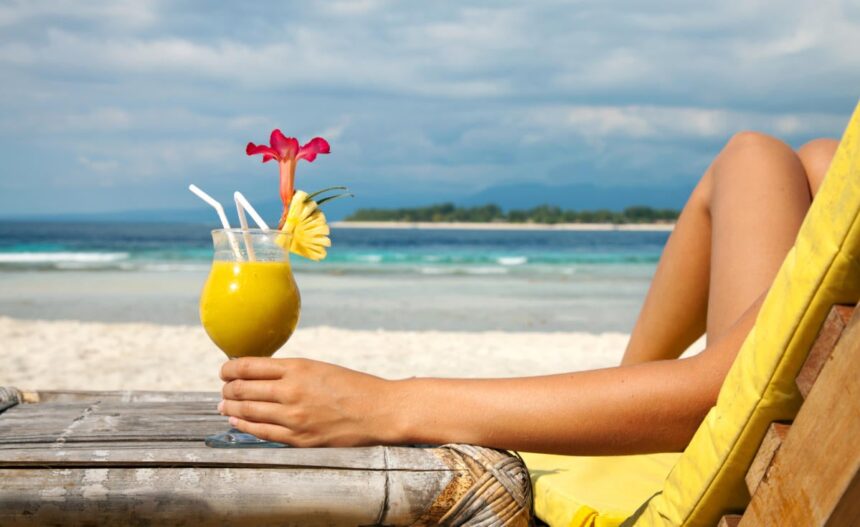 holding cocktail on a tropical beach 139494580