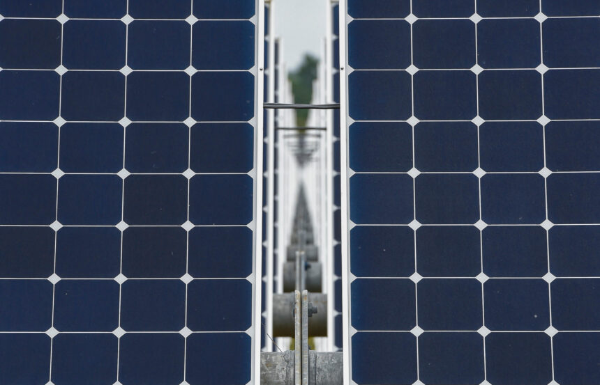 Running entirely on renewable energy, the Apple Data Center in Maiden, North Carolina, reduces energy consumption and greenhouse emission.