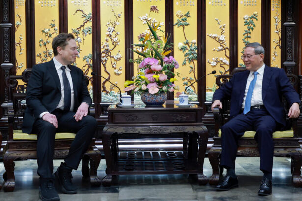 Elon Musk Reaches Deals in China on Self-Driving Teslas