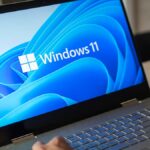 Windows 11 auf Bildschirm eines Notebooks