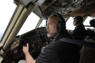 Could a cockpit warning system prevent close calls between planes at US airports?