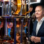 Olaf Scholz vor einem Quantum Computer von IBM