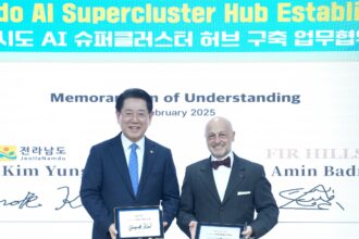 Photo of Governor Kim of the Jeollanam-do Province with Dr Amin Badr-El-Din at a MoU signing ceremony for the world's largest AI data centre being established in South Korea.