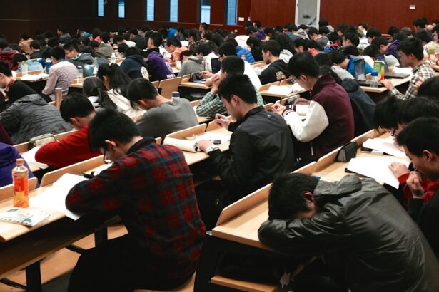 "Large lecture college classes" by kevin dooley is licensed under CC BY 2.0.