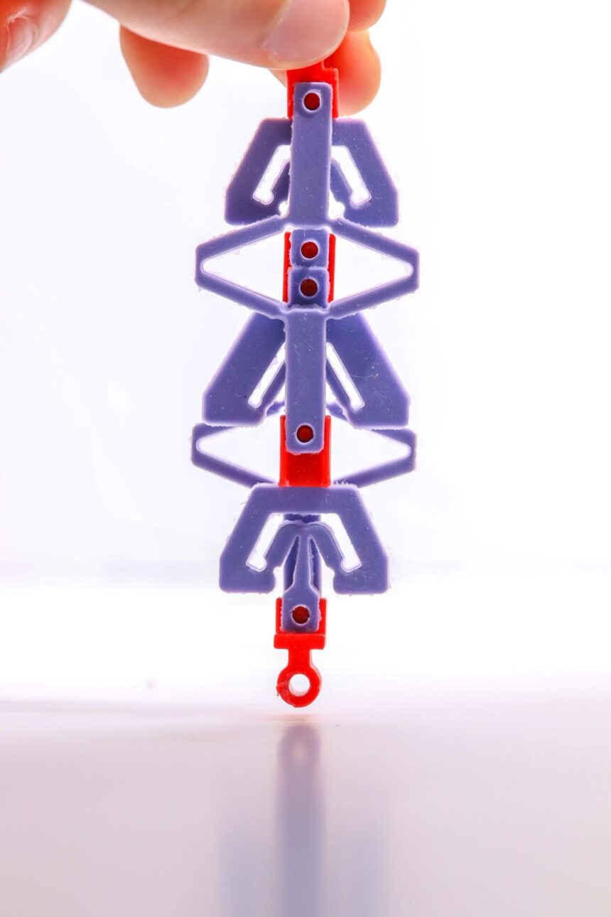 'Countersnapping' structures shrink when pulled