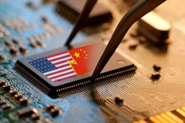 Halbleiter mit den Flaggen von China und den USA als Symbol für den Machtkampf der beidne Ländern im Bereich KI.