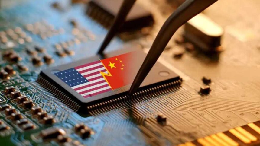 Halbleiter mit den Flaggen von China und den USA als Symbol für den Machtkampf der beidne Ländern im Bereich KI.