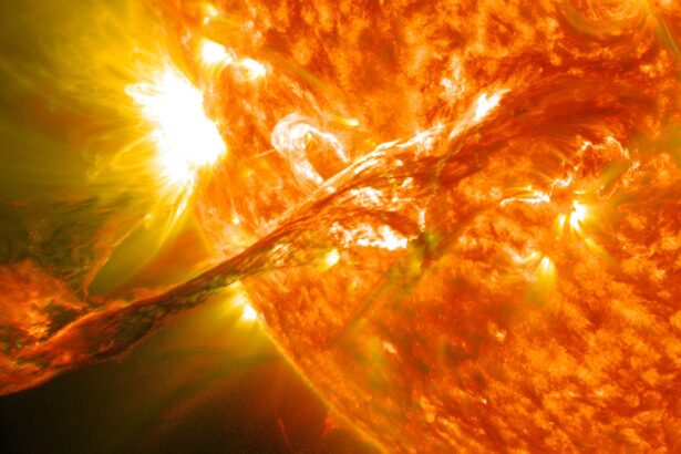 Image of mass coronal ejection as illustration for article on Huawei Ascend superclusters.