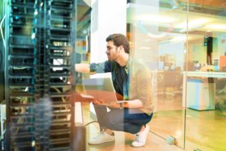 it leader it professional engineer technician in network server room data center by antonio diaz sh