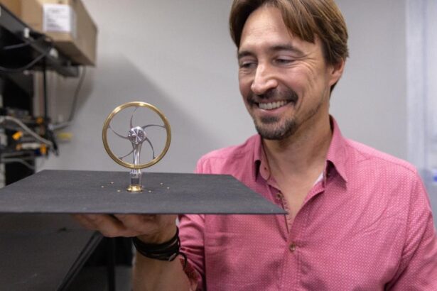 Stirling engine generates mechanical power by linking Earth's warmth to space